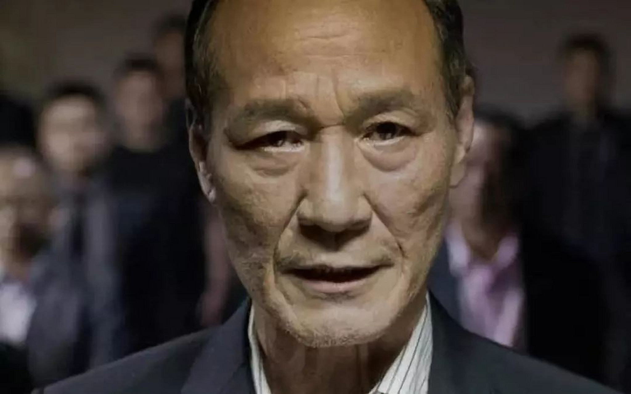 臧天朔在北京设宴款待陈惠敏,为了表达诚意,他花了20万点了10瓶皇家