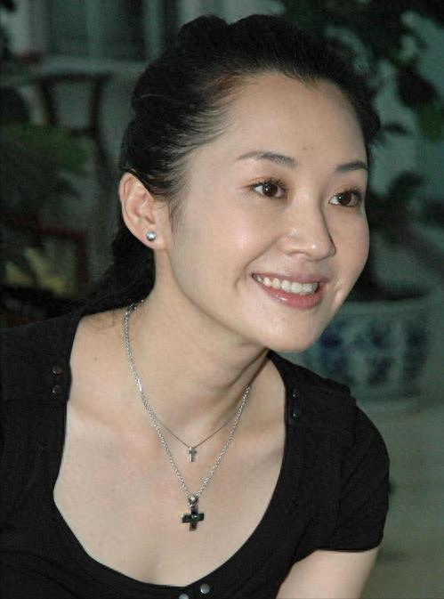 回顾许晴53岁仍单身被问到个人问题时她的回答让多少人红了脸