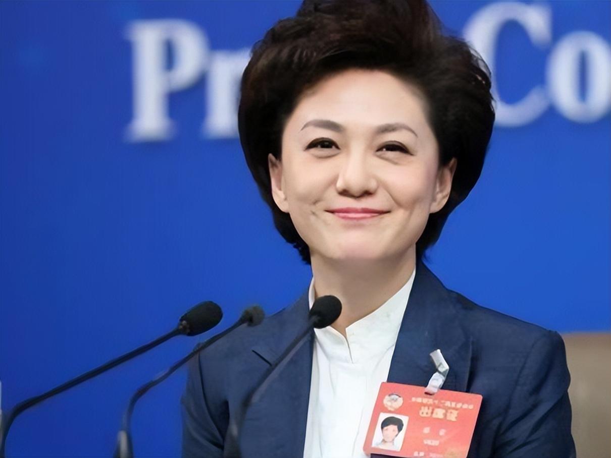 央视著名主持人海霞,嫁大11岁清华教授,结婚22年幸福如初