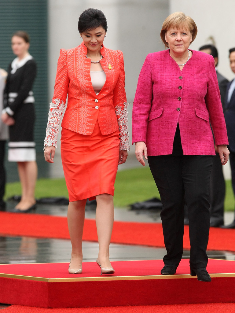 英拉过完生日后首亮相,穿飘带衬衫太美,当年和默克尔同框也稳赢