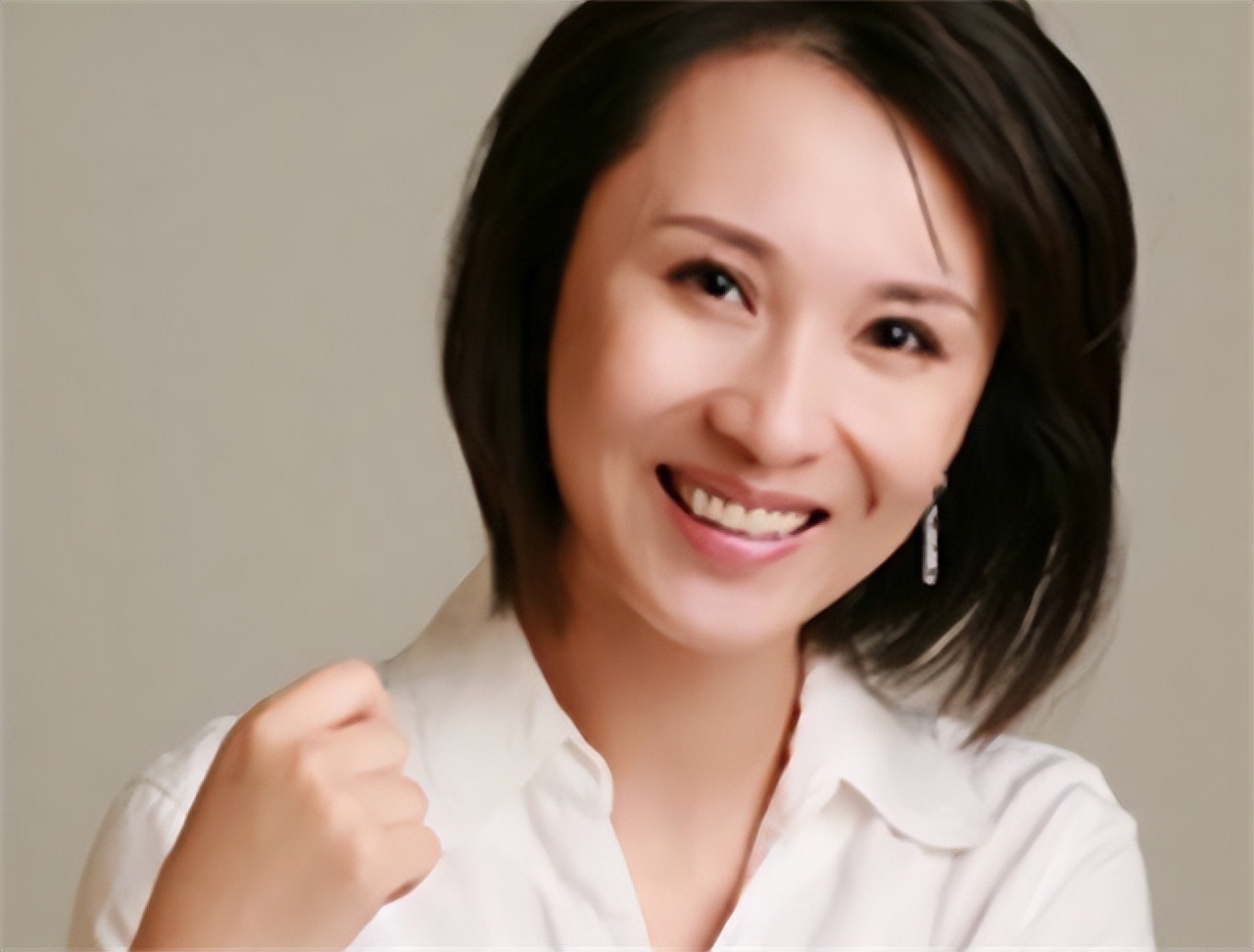 天气预报主持人裴新华,她因故回归家庭,现在是一位阔太太