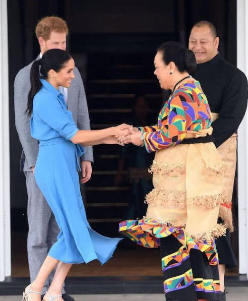 戴安娜行屈膝礼优雅得像仙女,却在泰国行错了礼,梅根行礼像侍女