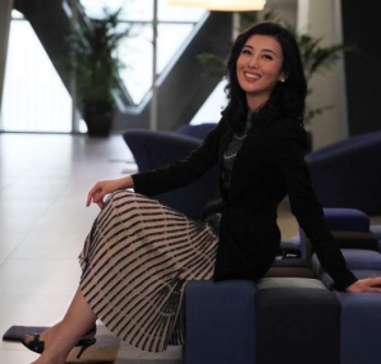 海峡两岸主持人李红,嫁入豪门与丈夫共患难,42岁依旧韵味十足