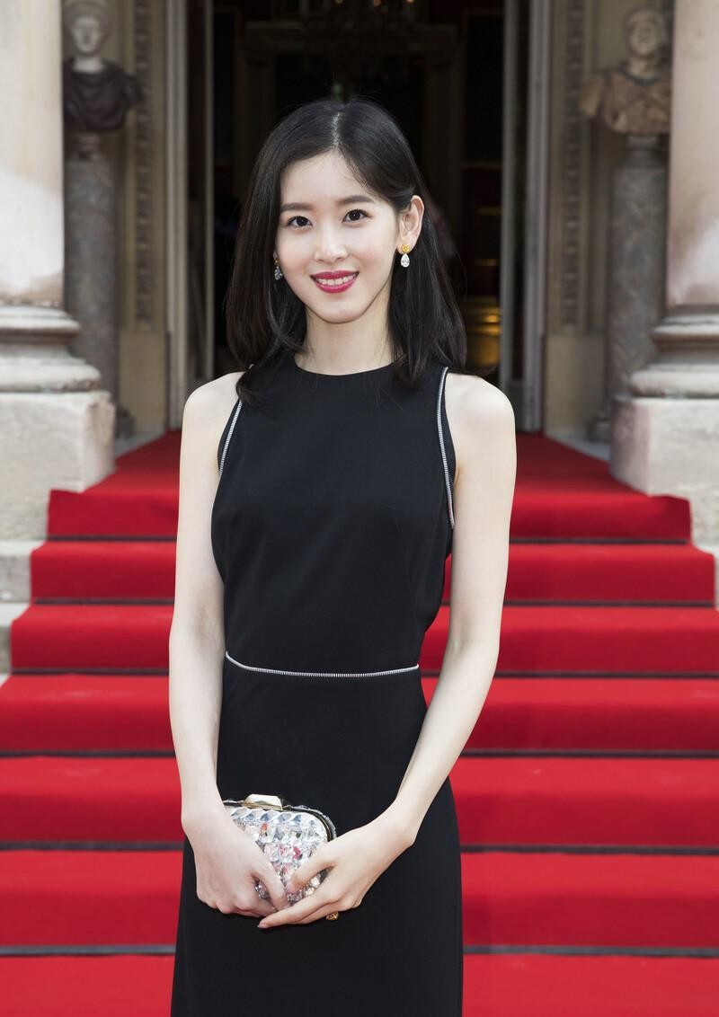 章泽天气质成熟了不少,黑色无袖裙配钻石包,阔太形象一点不油腻