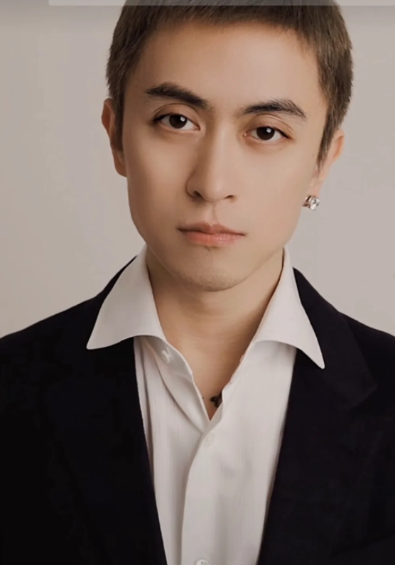 秦奋近照曝光,比王思聪帅多了?但看起来却一点都不快乐