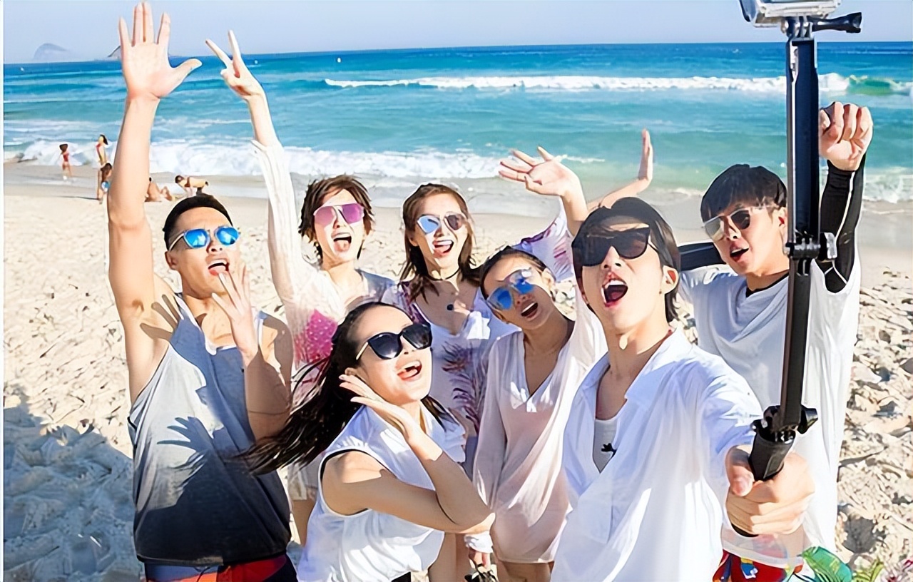 《花儿与少年5》沙特开录,热巴头发凌乱穿麻袋,几人关系引热议