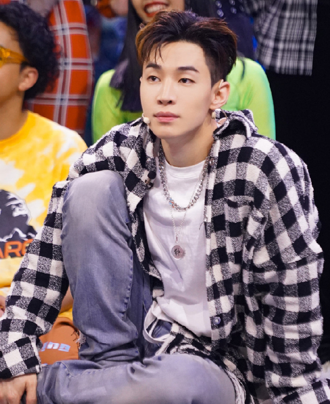 《这就是街舞》新队长刘宪华太飒了,穿格子衬衫带点流苏,真不娘