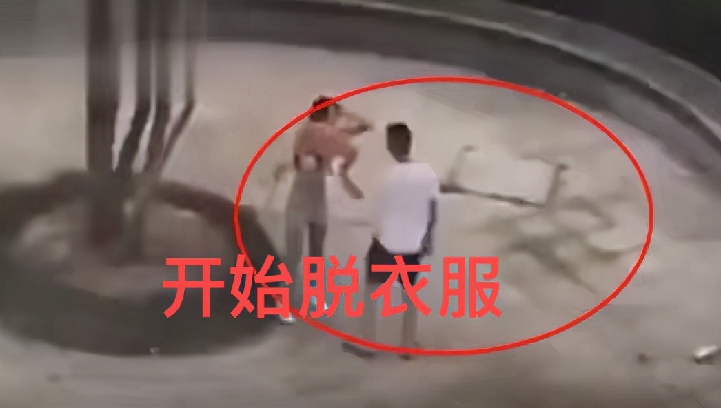 情侣吵架,女友脱衣服较劲,男友赶紧一把搂住
