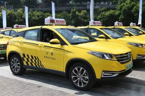 重庆出租车就推出了一款新能源,自动挡的出租车,并且,这款车还是suv型