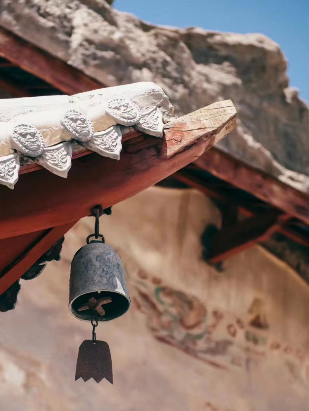 建,气势雄伟,在石窟群中显得格外耀眼,它攒尖高耸,檐牙错落,铁马叮咚