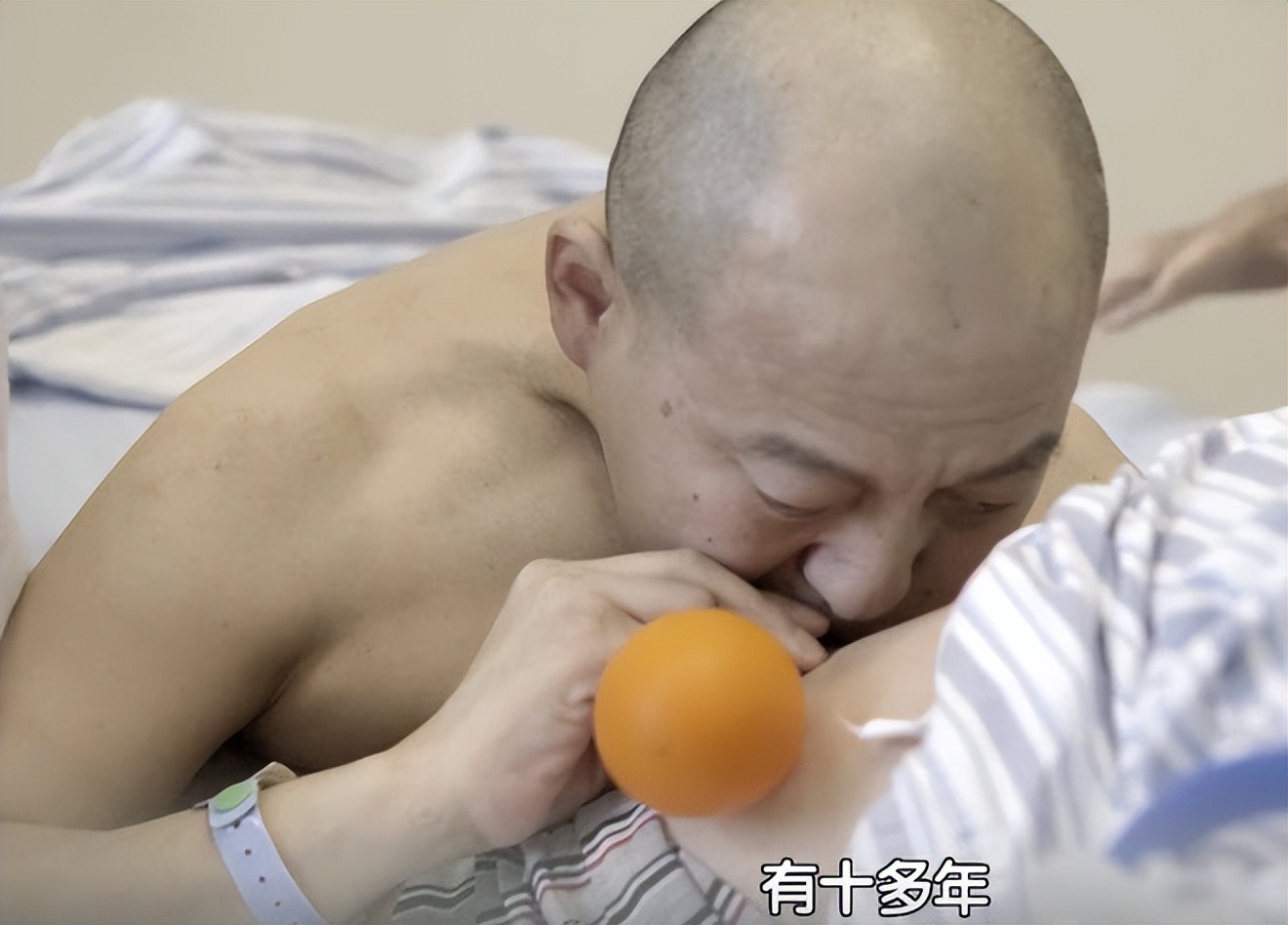 2019年,"折叠人"李华骨头敲断4次,植入22颗钢钉,28岁重新学走路