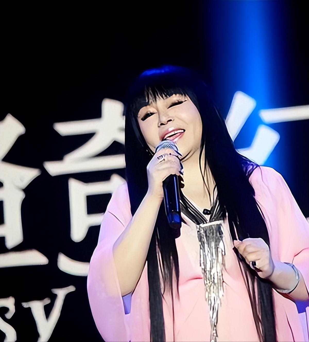 著名歌手千百惠曾从何静手里夺走丈夫离婚后儿子是她的依靠