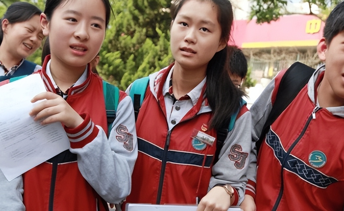 "鲶鱼须"发型再度流行,90后学生似曾相识,果然时尚是个圈