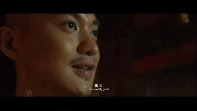 "那个姑娘……很润"该怎么翻译成英文?