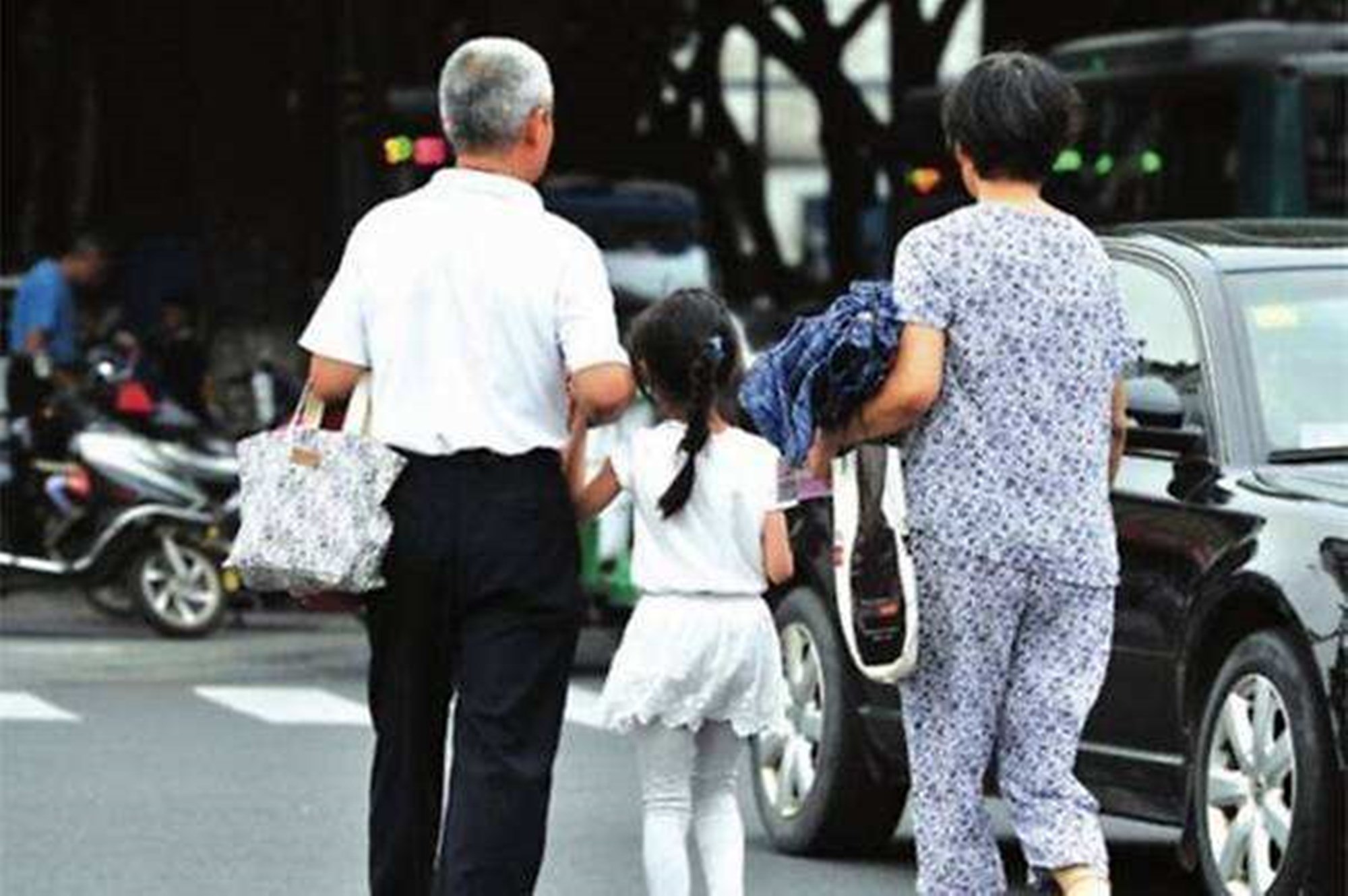 不同人来接送孩子,隐藏了许多问题,家长不注意,娃或难成大器