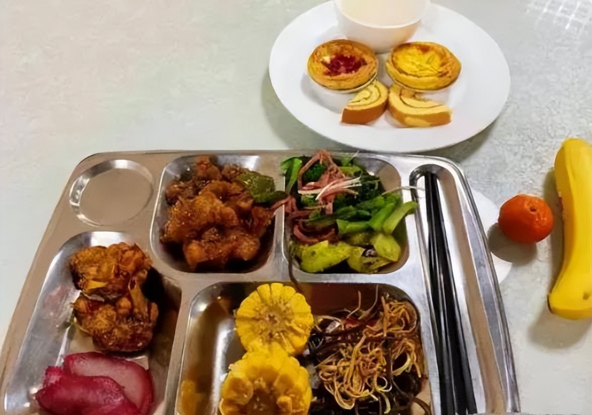 公务员食堂2元套餐,外面几十元难买到,与学校食堂对比鲜明