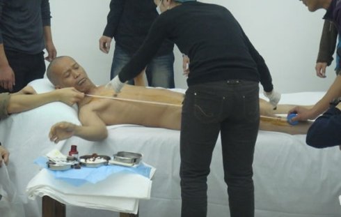 何云昌行为艺术:将肋骨制成项链送给5位女性,用水泥浇筑身体