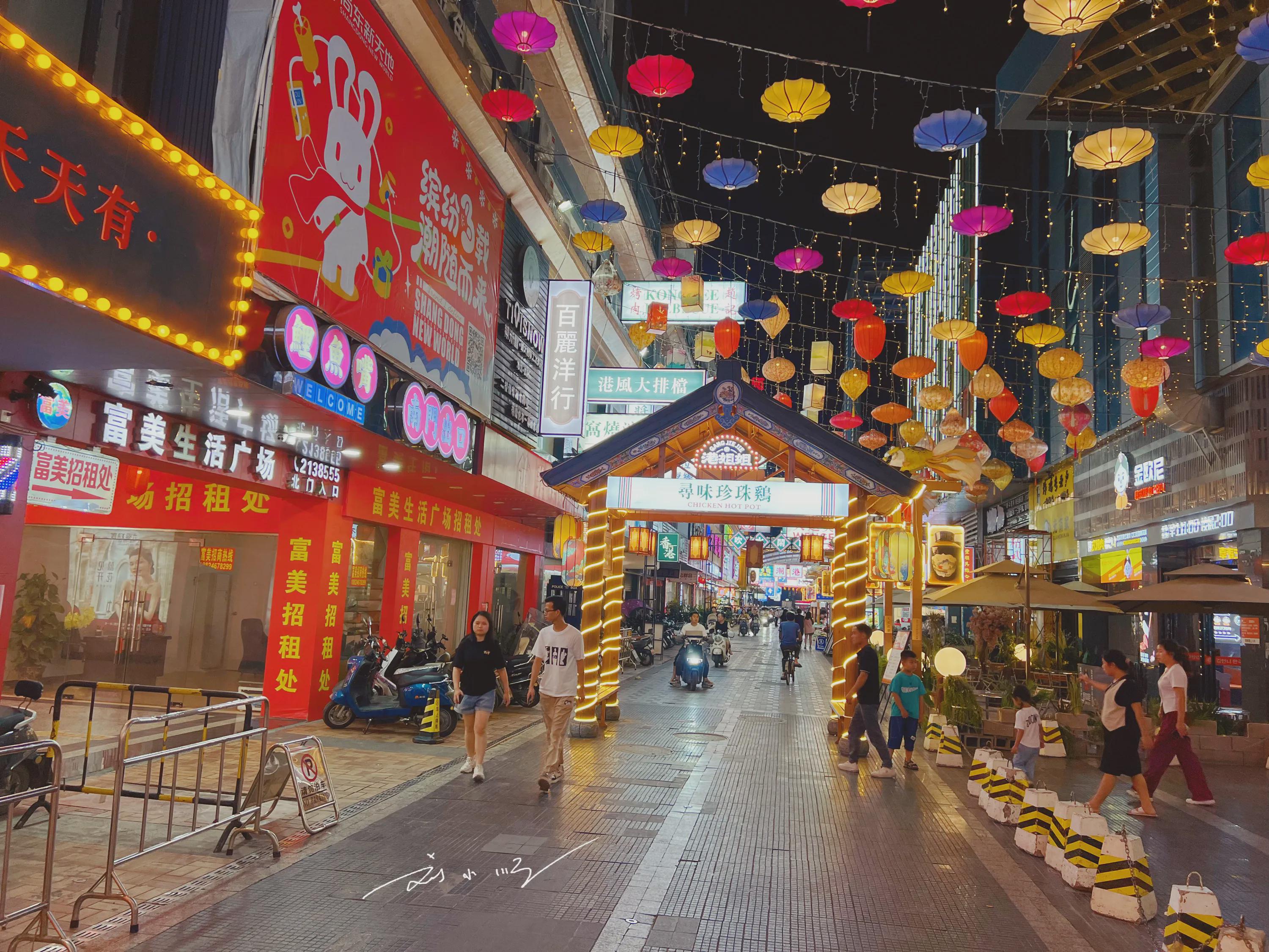游客实拍"中国·普宁国际商品城",人气很旺,夜景还很惊艳哦!