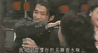 金曲奖上,谢霆锋唱着唱着歌,突然跑到了陈冠希和张柏芝旁边,引得王菲