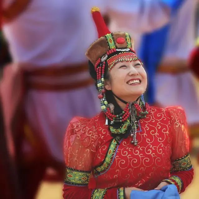 在蒙古国,100人民币能干什么,蒙古姑娘害羞地告诉你