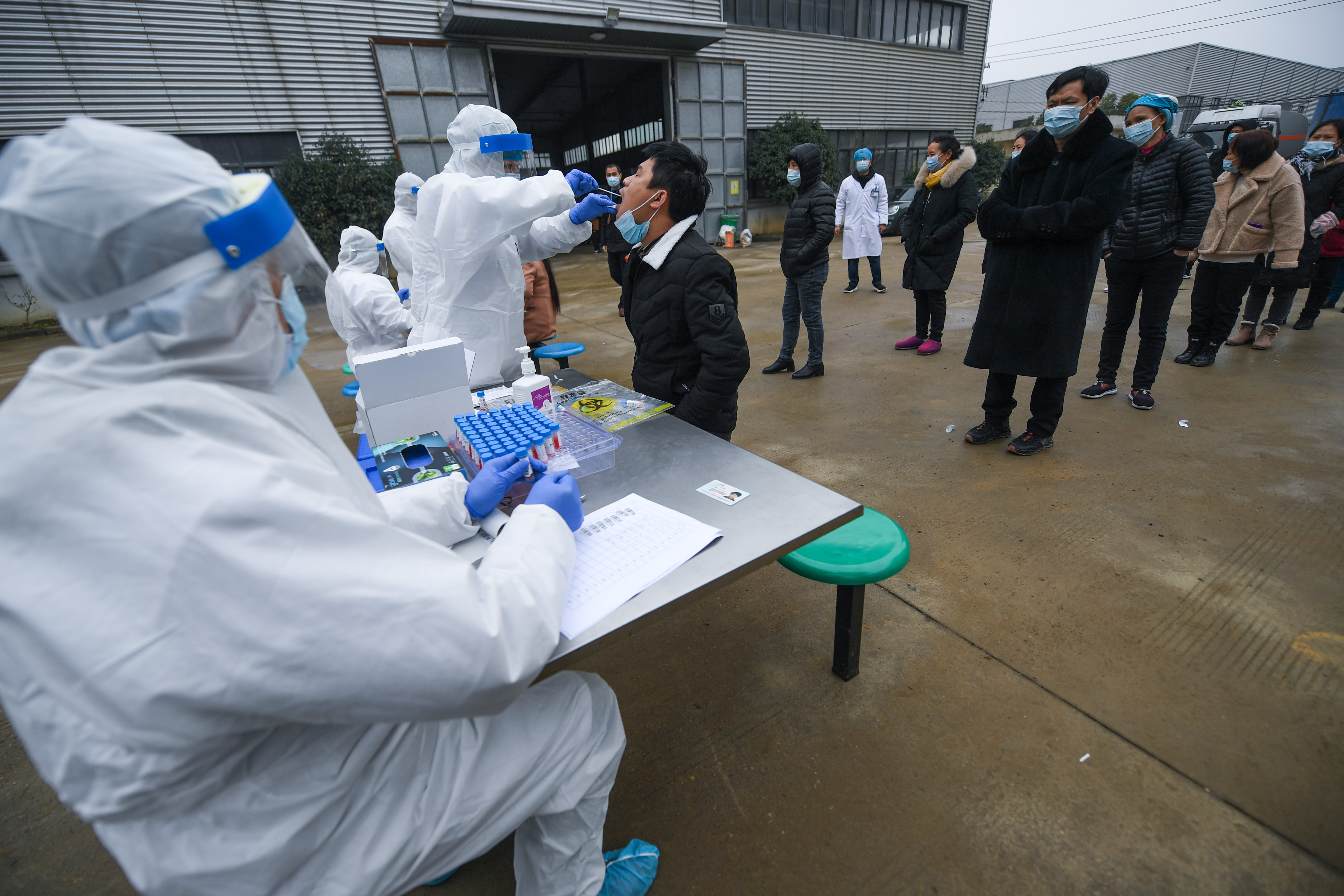 浙江湖州:医务人员入企提供防疫检测服务(5)