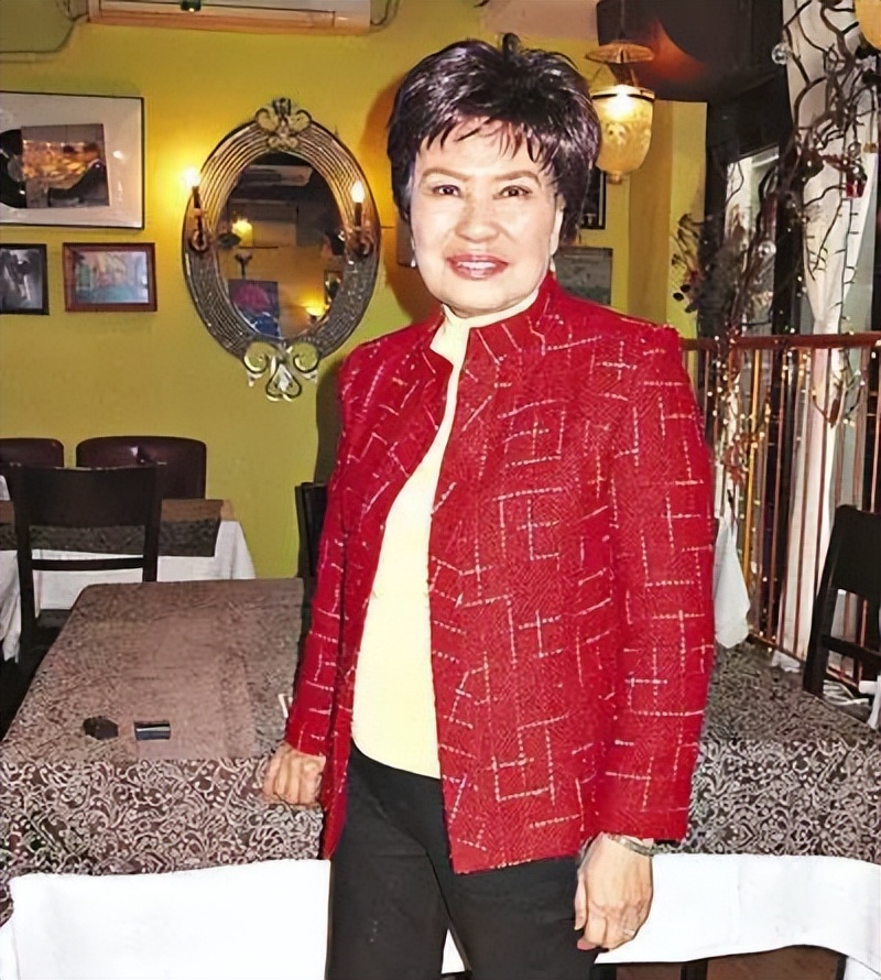 推自传筹得50万善款!84岁余慕莲久违亮相,曝要靠标靶药控制病情