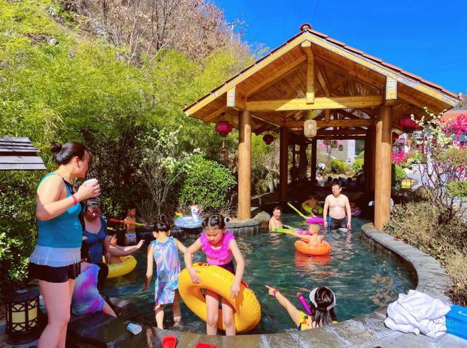 卢氏旅游:把春天装进温泉池里,送你