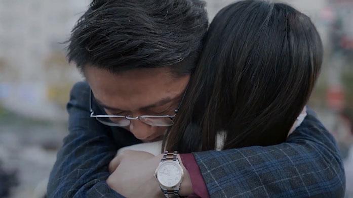 回顾河南暴雨妻子被困地铁,何勇攀赤足10公里救妻,用行动诠释爱