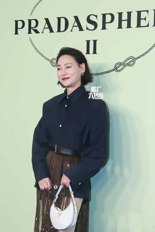 标题:上海之夜,檀健次尽显魅力,揭秘他尴尬的瞬间