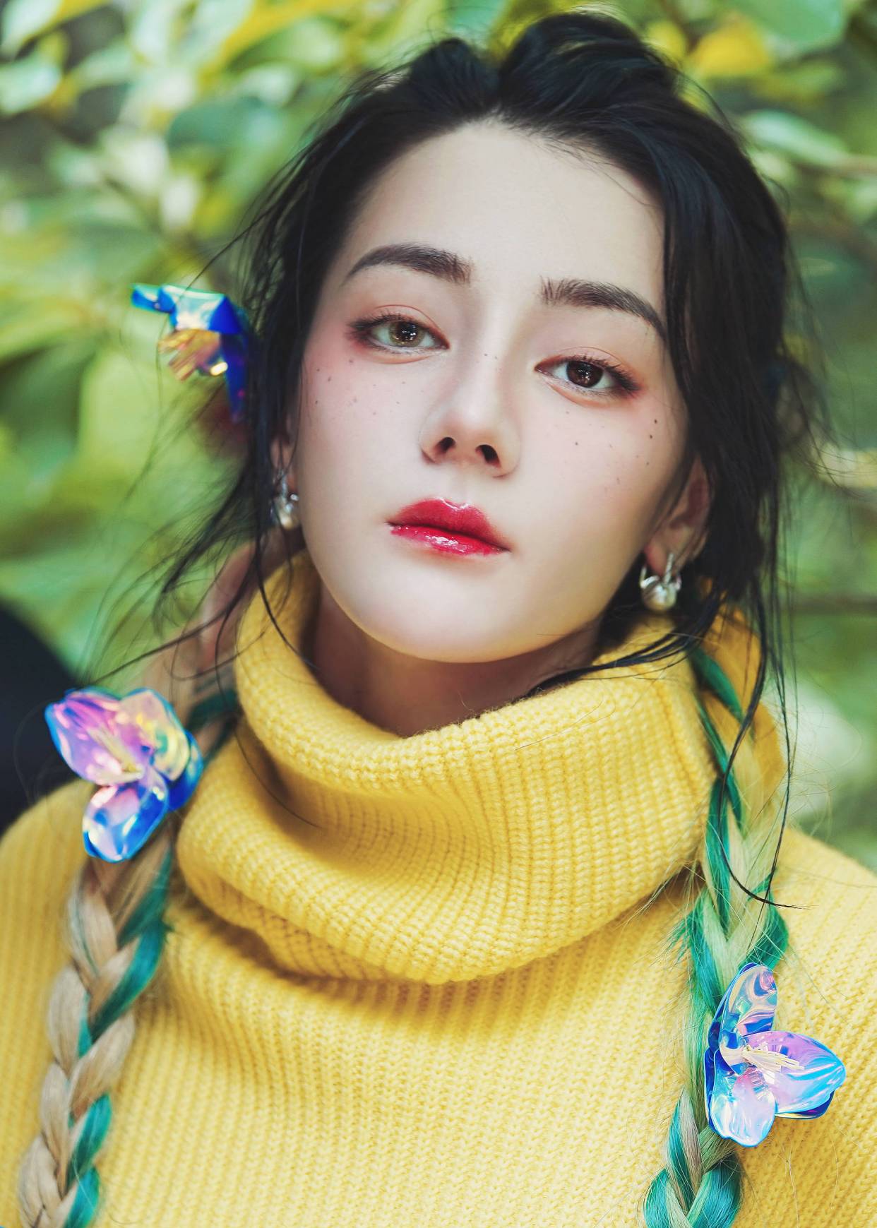 荣耀夫妇近况,迪丽热巴参演新剧,片场嘟嘴卖萌,杨洋发素颜自拍