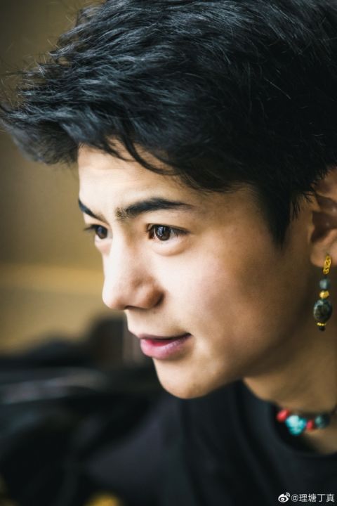 网红李真晒侧颜帅照:这个世界就是我的家
