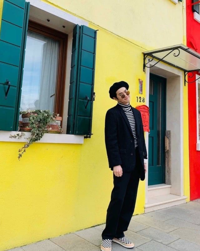 金俊勉入伍"摸头杀"大礼,没有人比他更爱exo,太正能量了