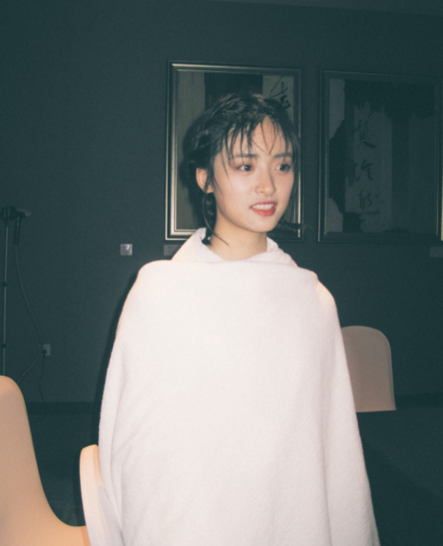 沈月刘以豪在月光下拍照,两人"身高差"太甜,网友:我羡慕了