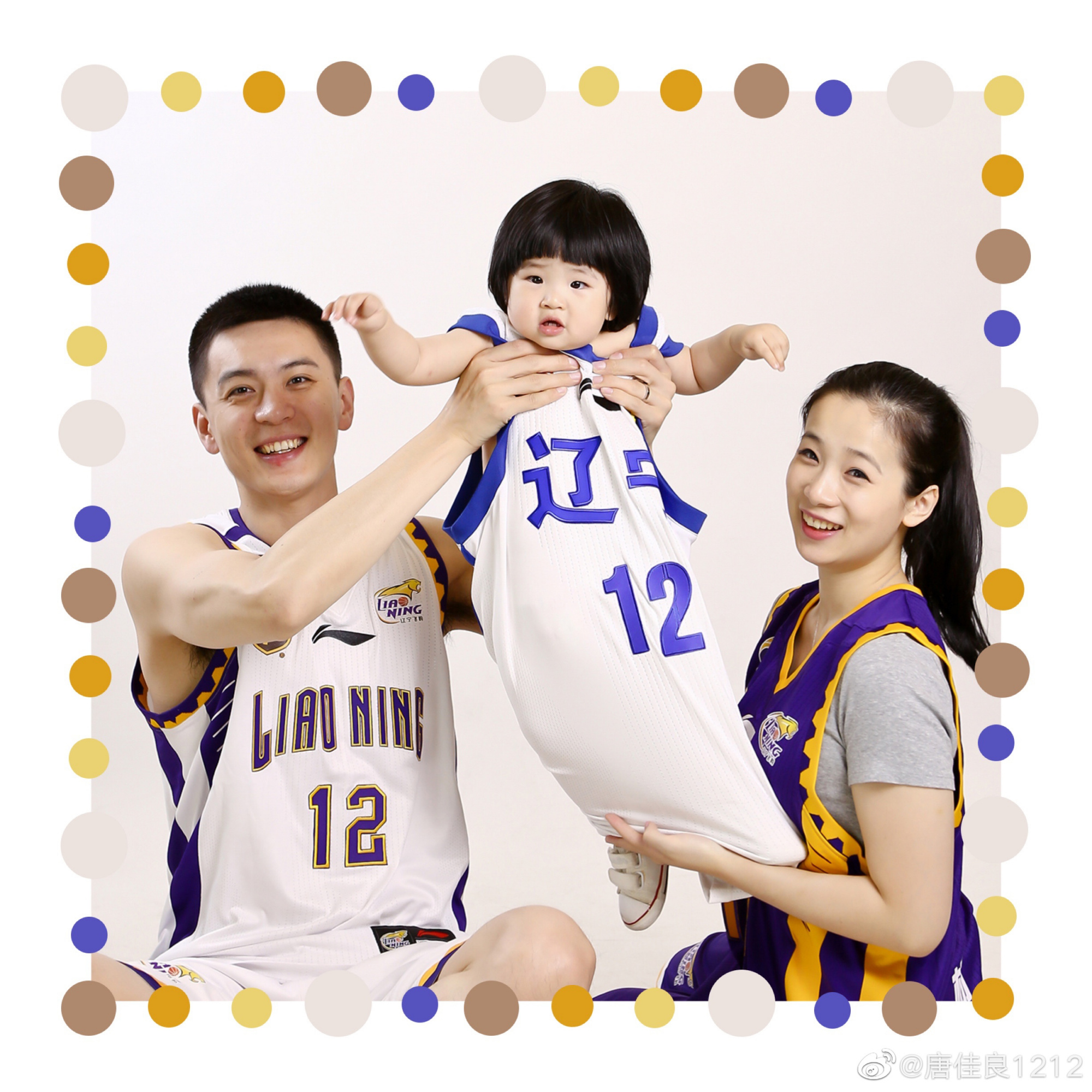 杨鸣妻子晒一双儿女照片!cba第一帅哥教练,婚姻幸福