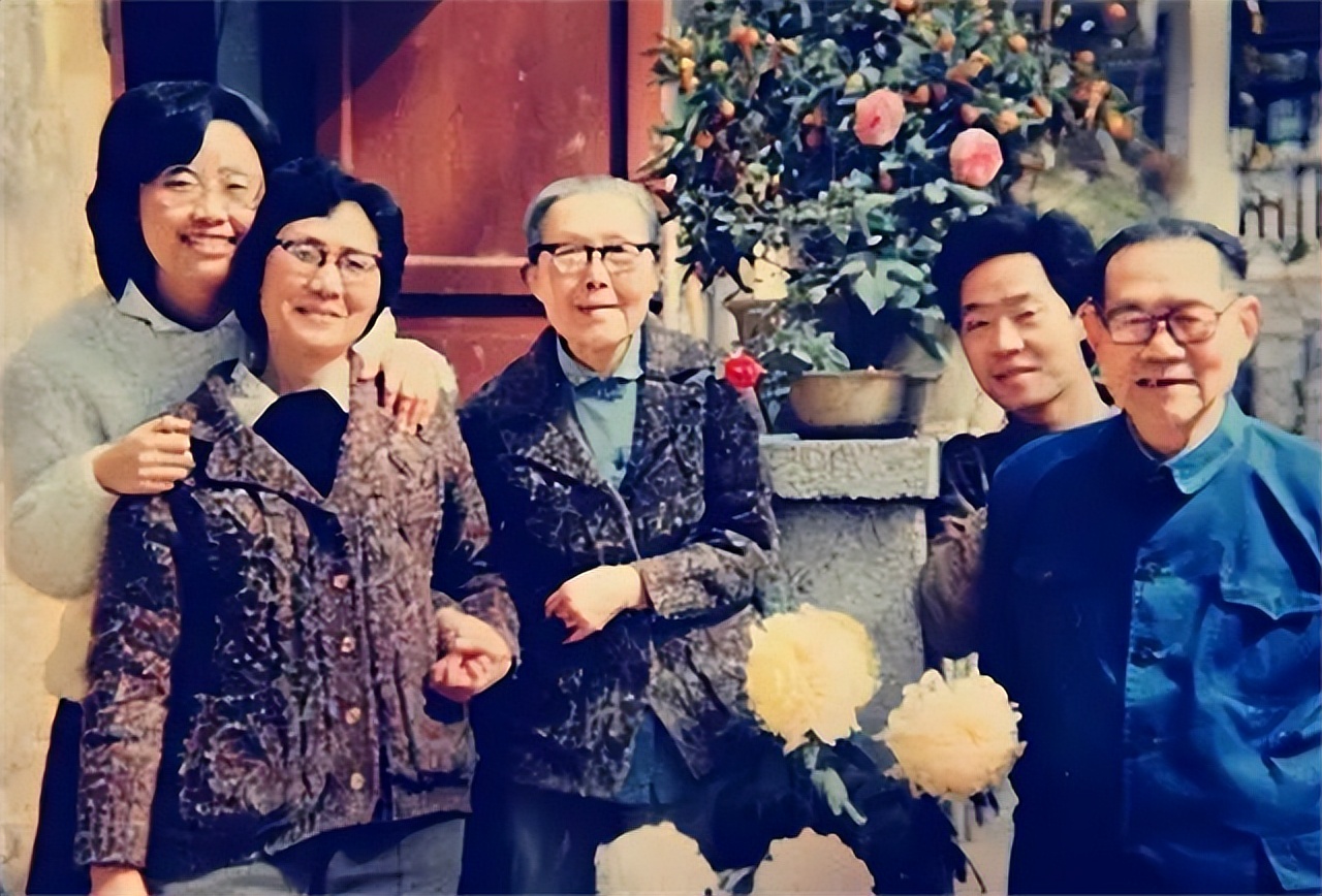 张茂渊:为一块霞帔,苦等初恋55年,终于在78岁嫁给了闺蜜的老公