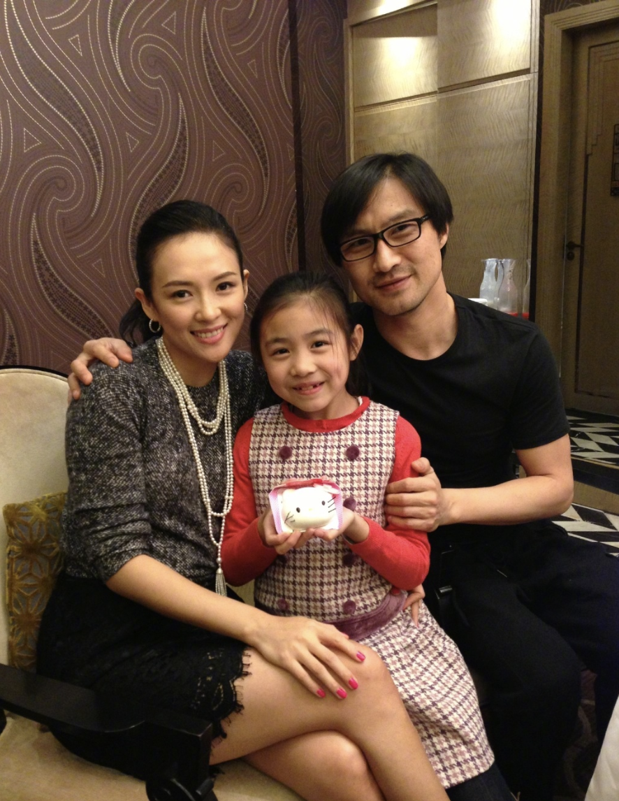 汪峰二女儿罕见陪父逛商场,全程沉默寡言,网友:3个女儿三种命