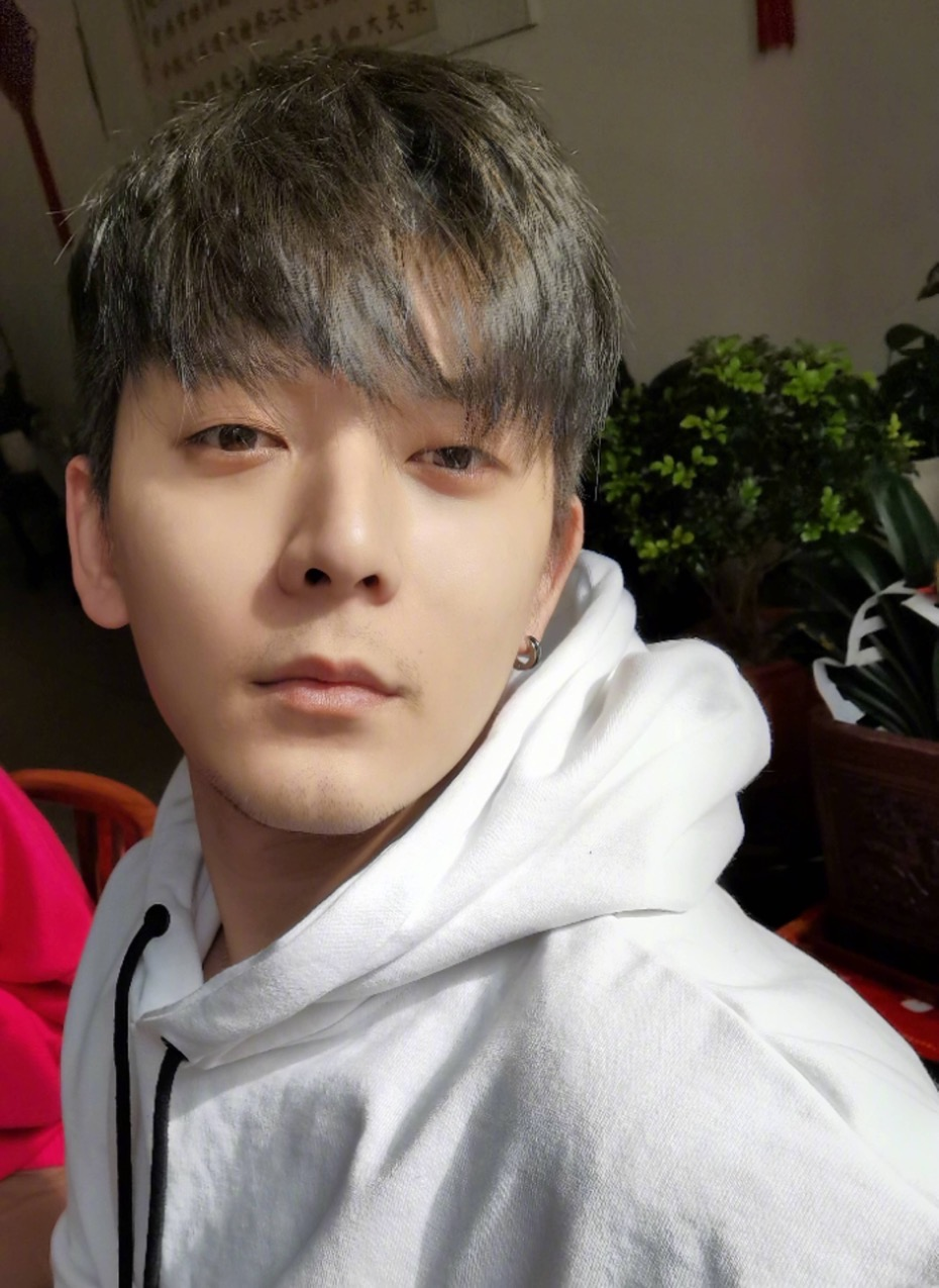 陈翔黑历史被扒,与男性亲密合照,曾不借钱给助理为父治病