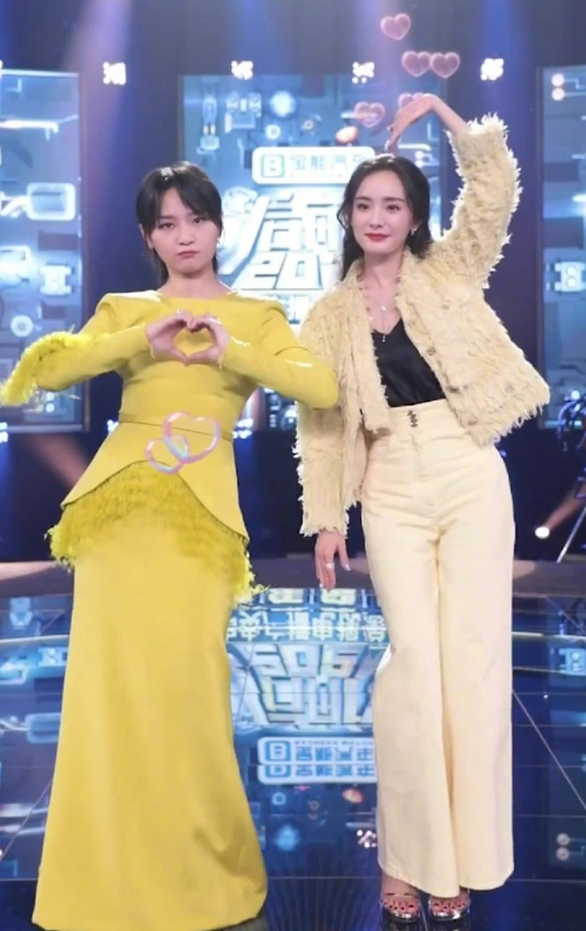 杨幂身材绝了!同框周笔畅对比明显,腰细腿长谁不羡慕