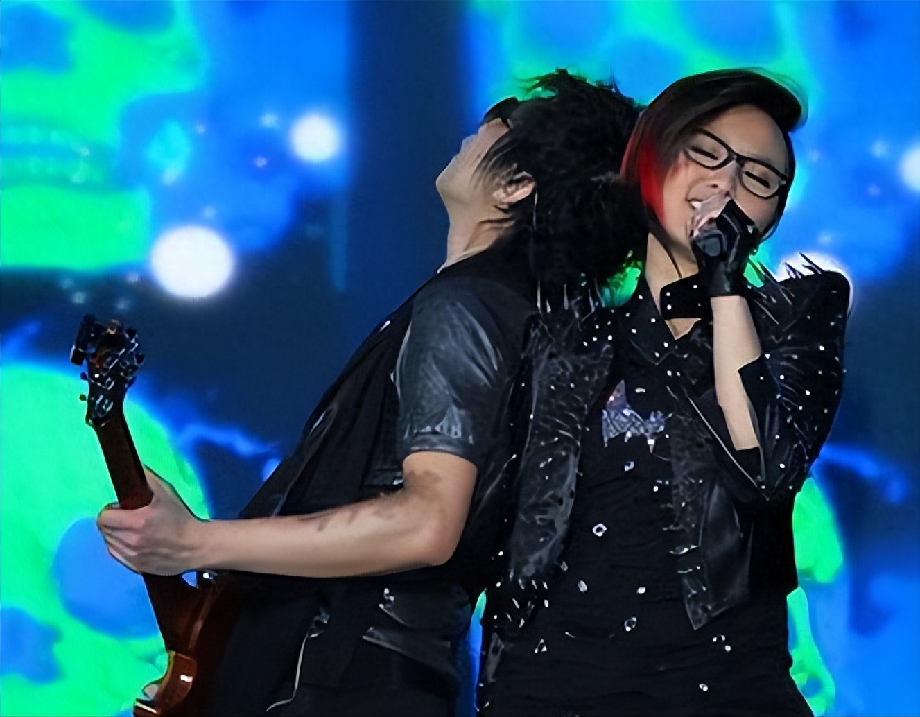 回顾歌手周笔畅三段感情都失败38岁仍未婚父母疯狂催婚