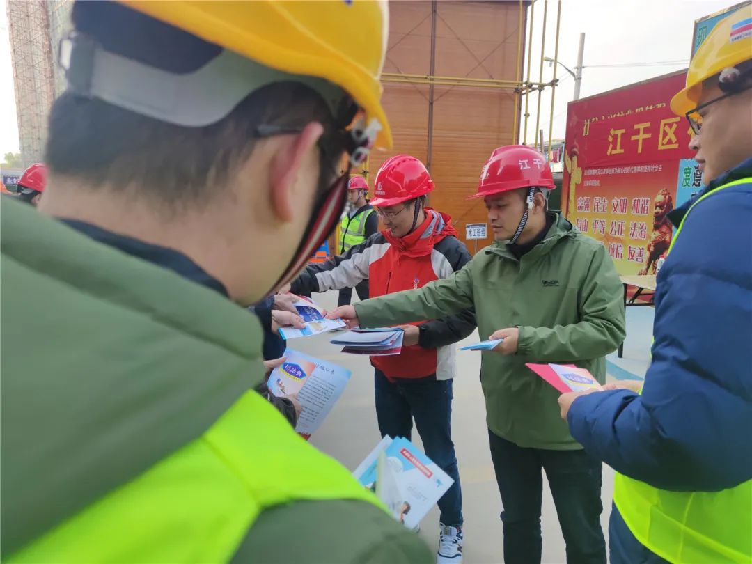 【基层动态】民盟科技二支开展国家宪法日送法进工地活动