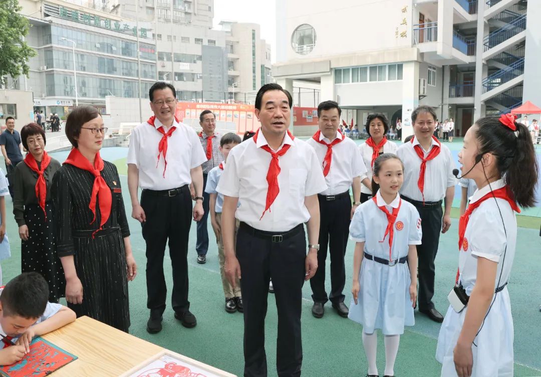 节日快乐!市委书记来到大马路小学和孩子们过六一!