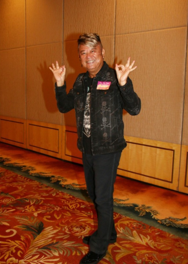 陈百祥夫妇结婚43周年晒夫妻恩爱合影 好友送43年有意义的美酒