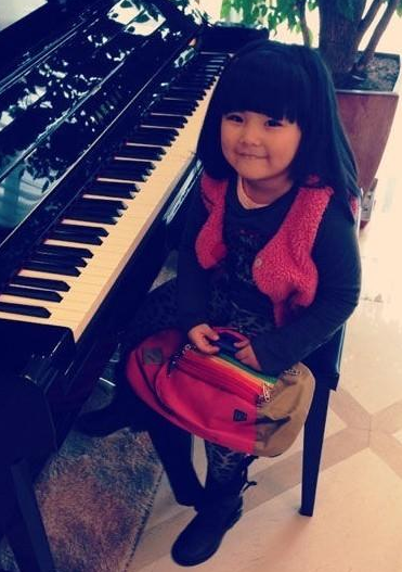 王诗龄晒书法作品,看到她写的字,"富养"的意义就在于此