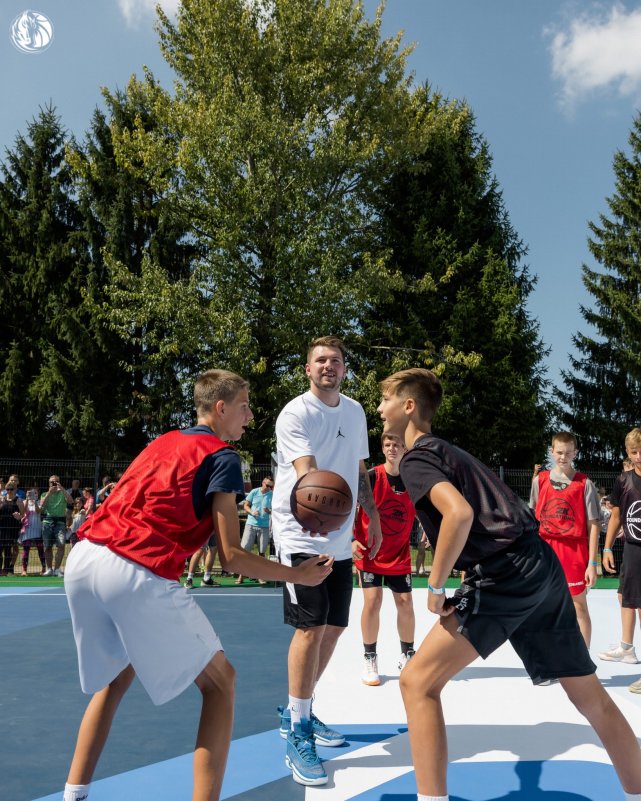 捐赠的首片篮球场完工!东契奇现身表演扣篮,小球迷围着他要签名