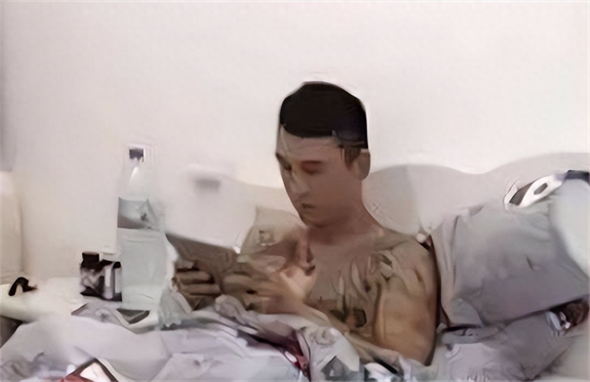 在一场朋友的聚会中,王暖暖结识了丈夫俞晓东.