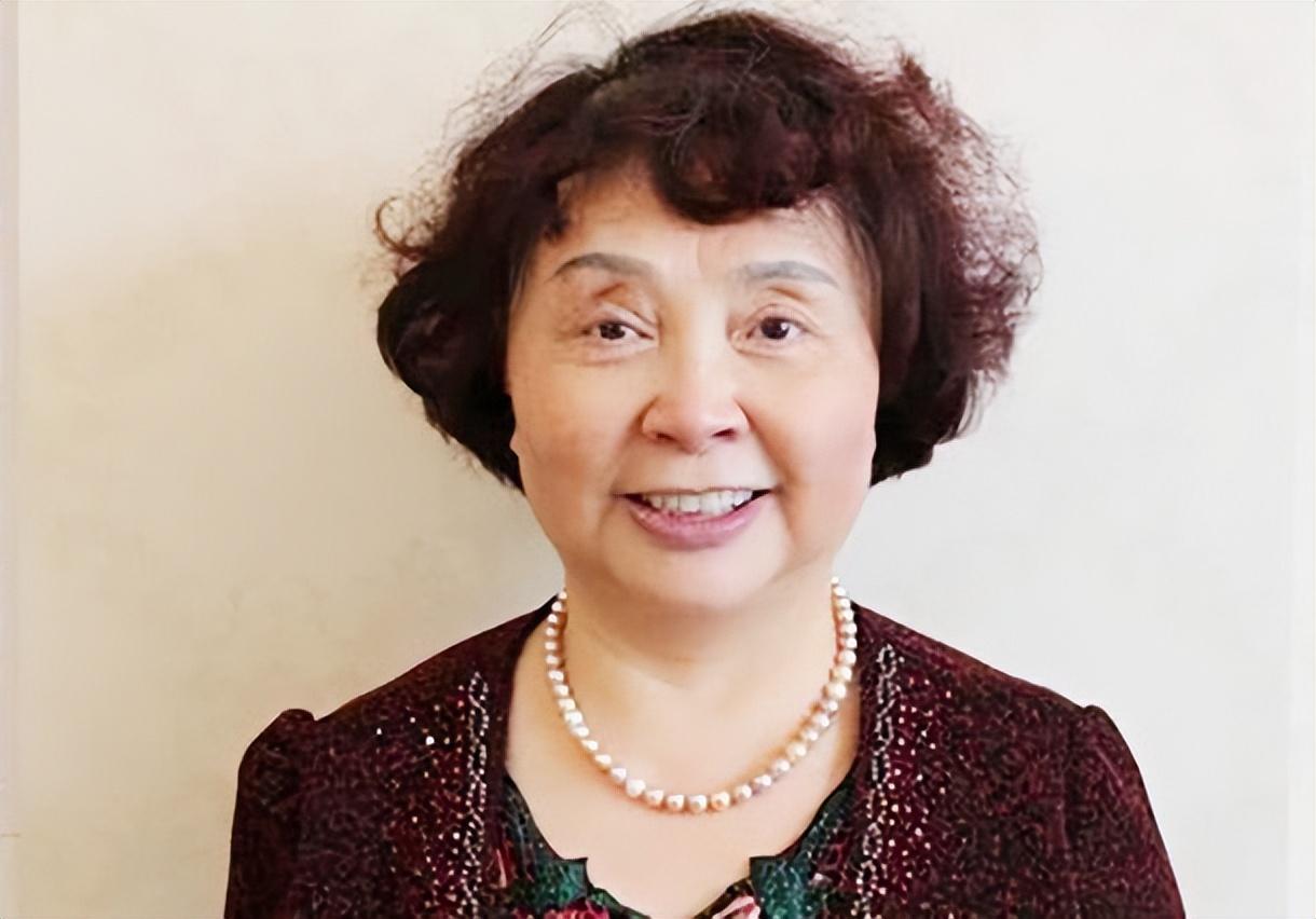 2022年盛海琳老公追悼会:身盖国旗,12岁试管双胞胎女儿送别