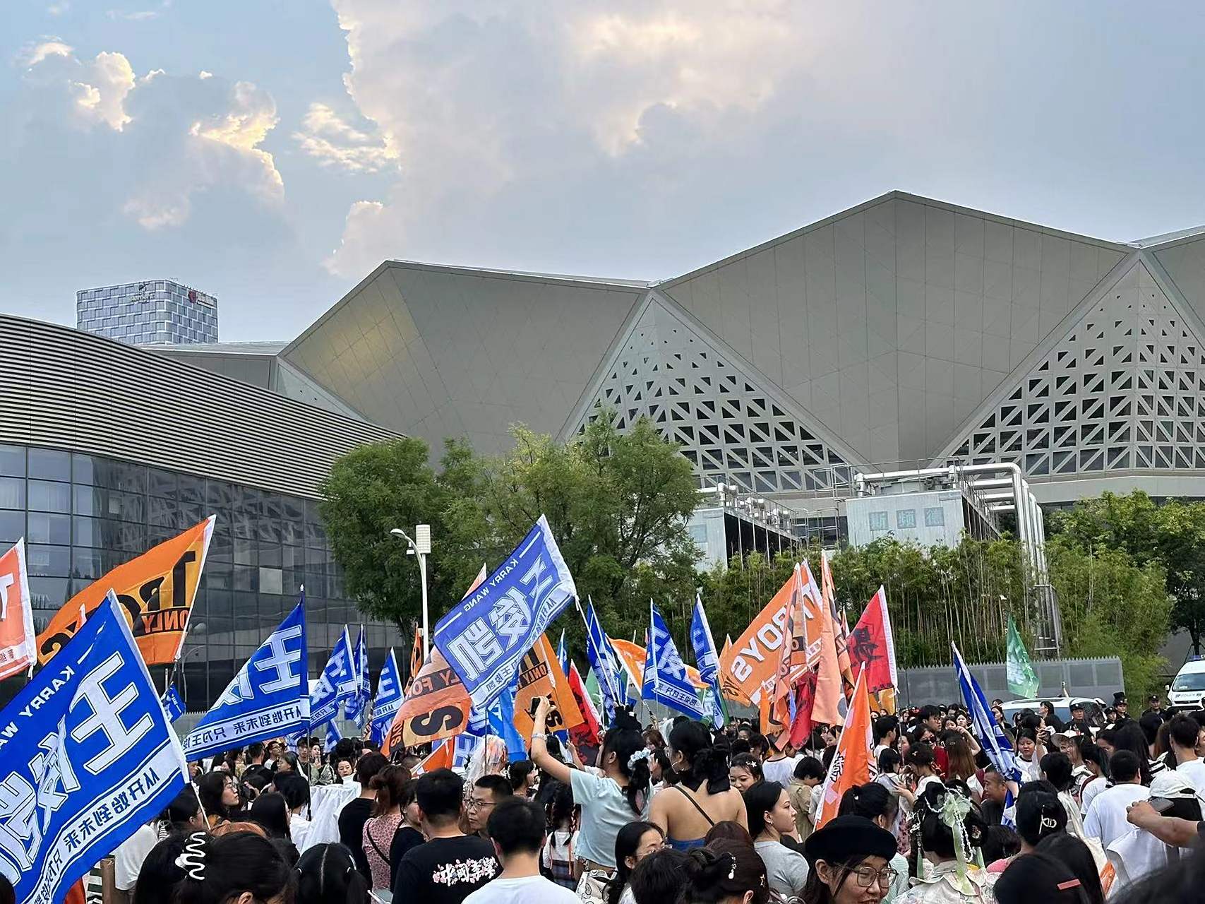 8月6日,身在西安的粉丝唐静终于等来了tfboys十周年演唱会.