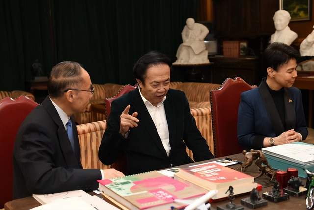 袁熙坤创作的圭亚那首位总统钟亚瑟雕塑揭幕仪式在京举行