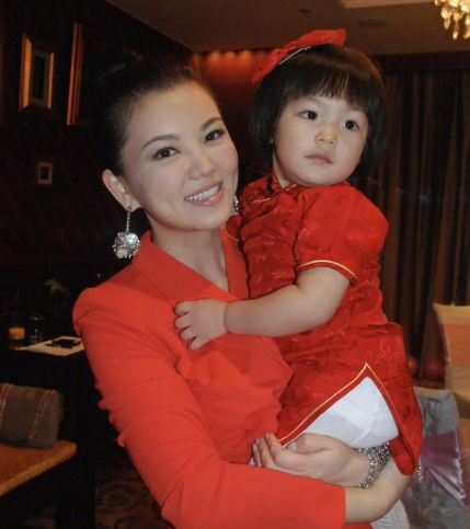 王诗龄晒书法作品,看到她写的字,"富养"的意义就在于此