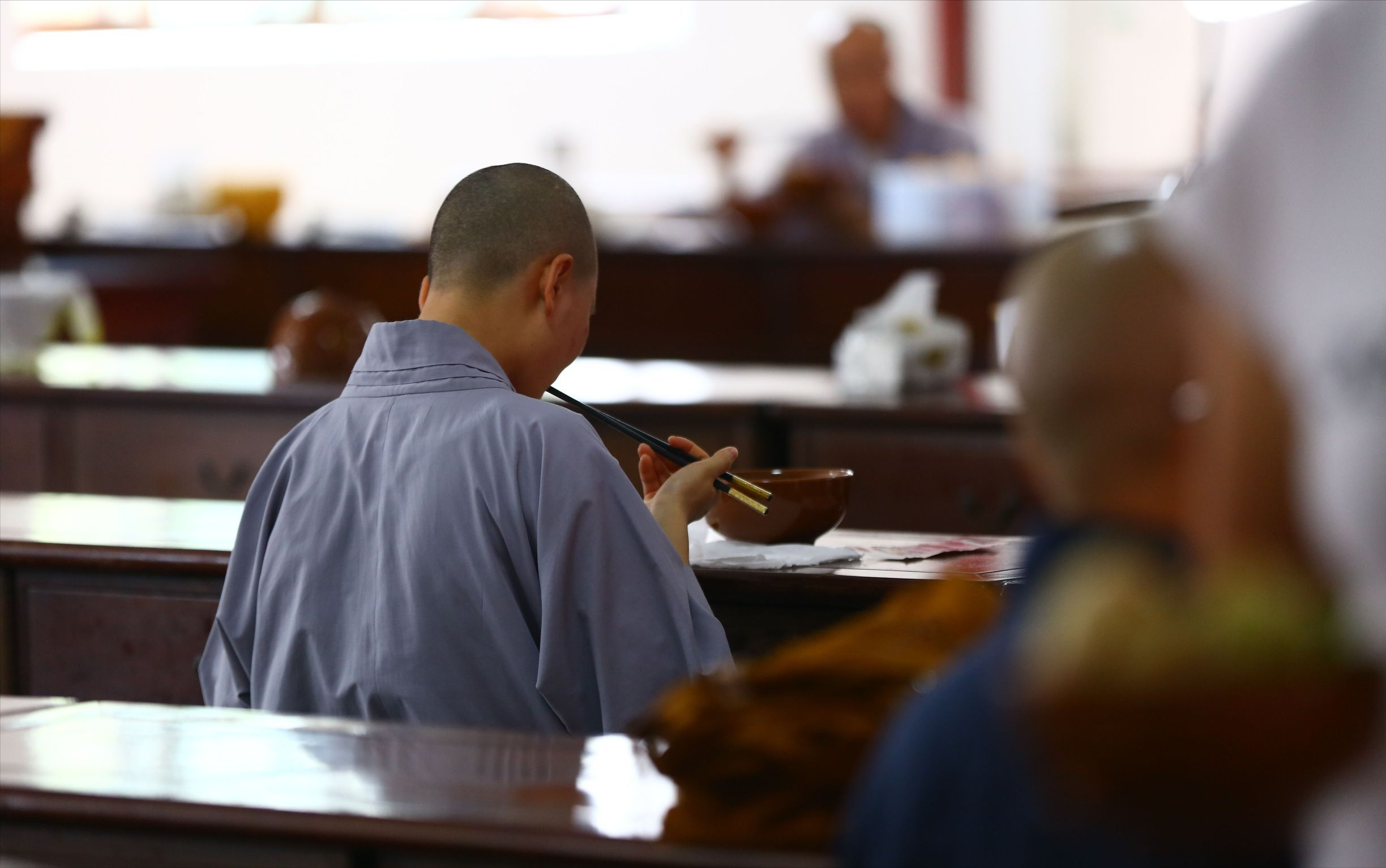 但是,我们可以通过冥想,禅修和静心的方式,去观照自己的思维,情感和